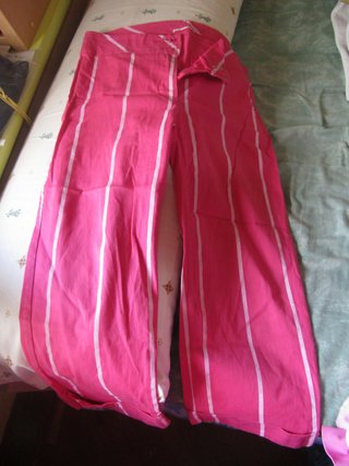 Pantalones piratas rosas con rayas blancas