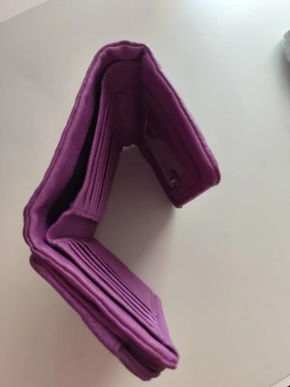Cartera morada Salvador Bachiller de piel