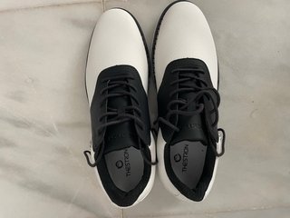 Zapatos de golf blancos y negros