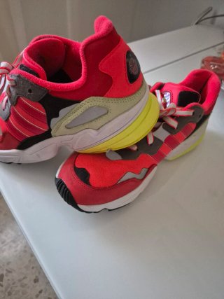 Zapatillas Adidas Rojas y Amarillas