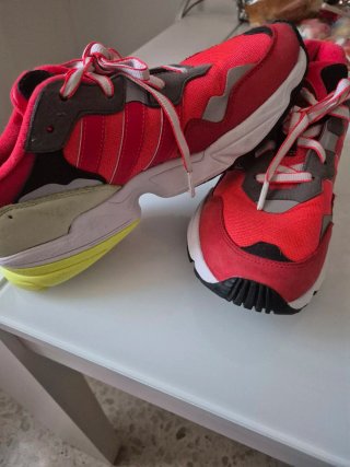 Zapatillas Adidas Rojas y Amarillas