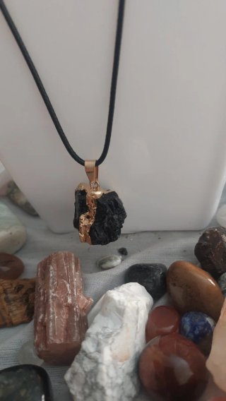 Collar Turmalina Negra con Detalles Dorados