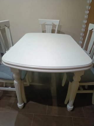 Mueble de salón blanco con vitrinas
