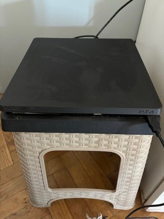 PS4 (PlayStation 4) + 4 juegos