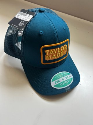 Gorra Taylor Made Negra y Turquesa
