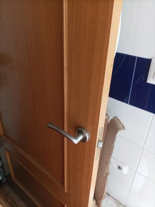 Puertas de madera, 20 euros cada una.