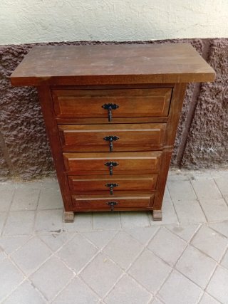 Cómoda de madera con 5 cajones