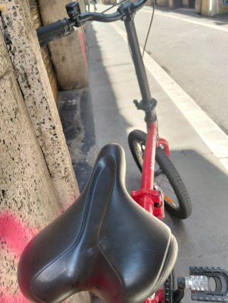 Bicicleta plegable recién ajustada