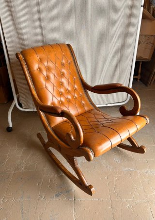 Mecedora vintage de cuero y madera