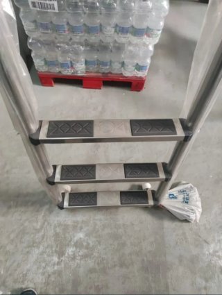 Escalera Piscina QP Nueva 5 peldaños, en su caja.