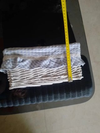 Cesta mimbre blanca forrada cuadros azules