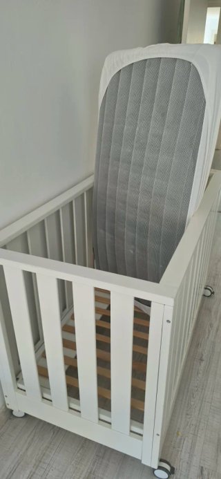 Cuna de bebé blanca con ruedas