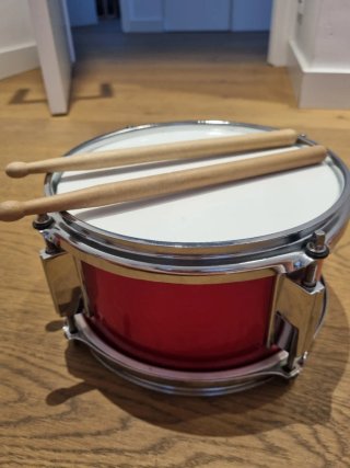 Tambor infantil rojo con baquetas