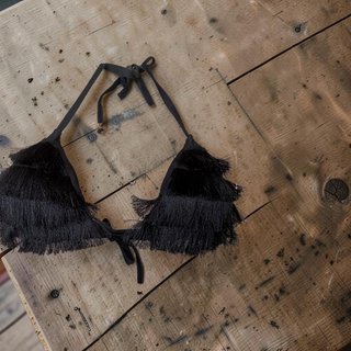 Bikini negro con flecos