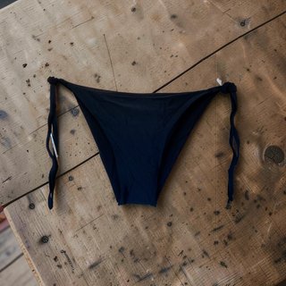 Bikini negro con flecos