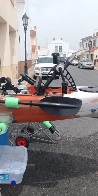 Kayak de pesca con accesorios