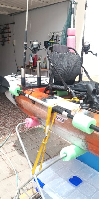 Kayak de pesca con accesorios