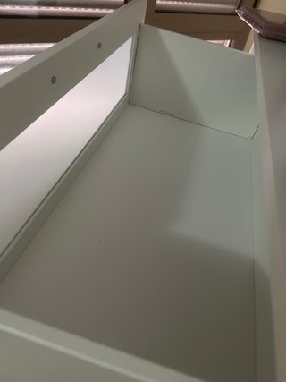 Cómoda blanca con cajones y cristal
