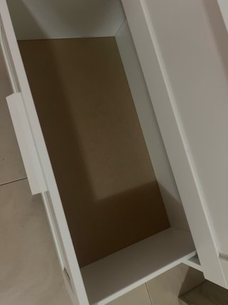 Cómoda blanca con cajones y cristal