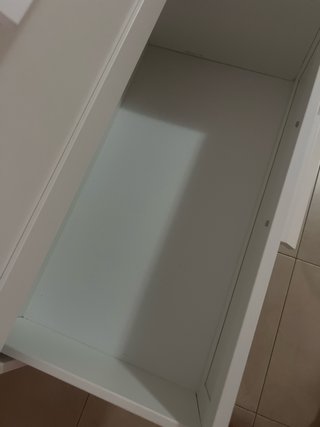 Cómoda blanca con cajones y cristal