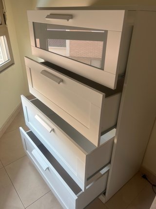 Cómoda blanca con cajones y cristal