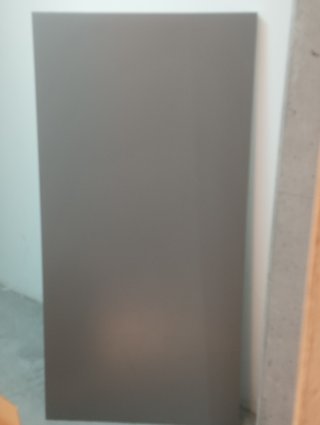 Mesa de madera gris de patas de rosca