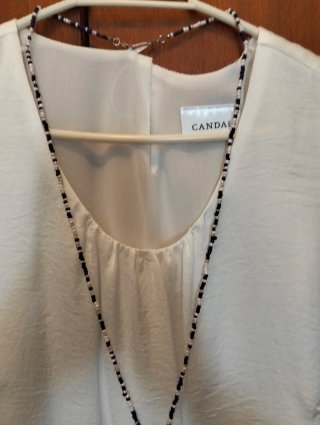 Blusa blanca,Cya, sin mangas con collar.
