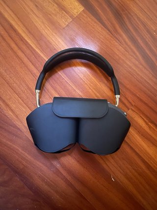 AirPods Max neri con custodia