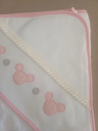 Toalla capa bebé blanca y rosa Mickey