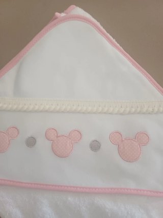 Toalla capa bebé blanca y rosa Mickey