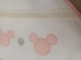Toalla capa bebé blanca y rosa Mickey