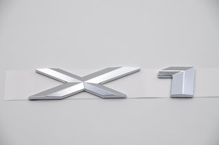 EMBLEMA LOGO TRASERO CROMADO BMW X1