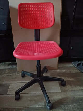 Silla de escritorio IKEA roja y negra
