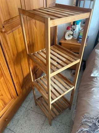 Estantería de madera de 4 baldas.