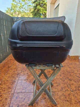 Baúl Givi Negro con detalles rojos 34 , litros