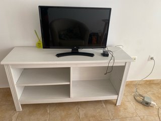 Televisor LG 24 con soporte de pared