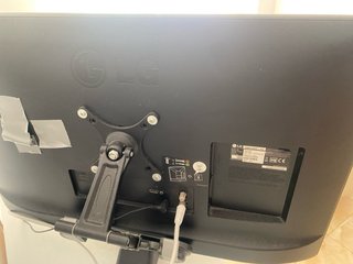 Televisor LG 24 con soporte de pared