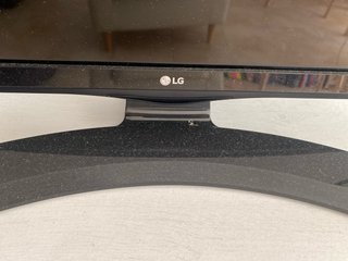 Televisor LG 24 con soporte de pared