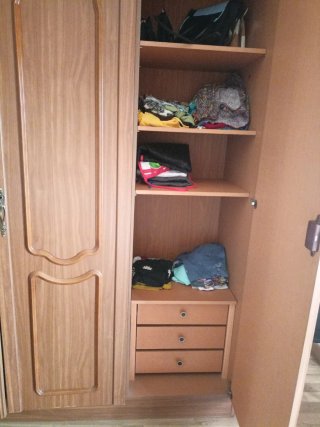 Armario de habitación con 2 mesitas