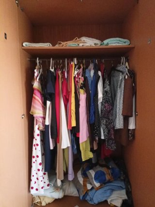 Armario de habitación con 2 mesitas
