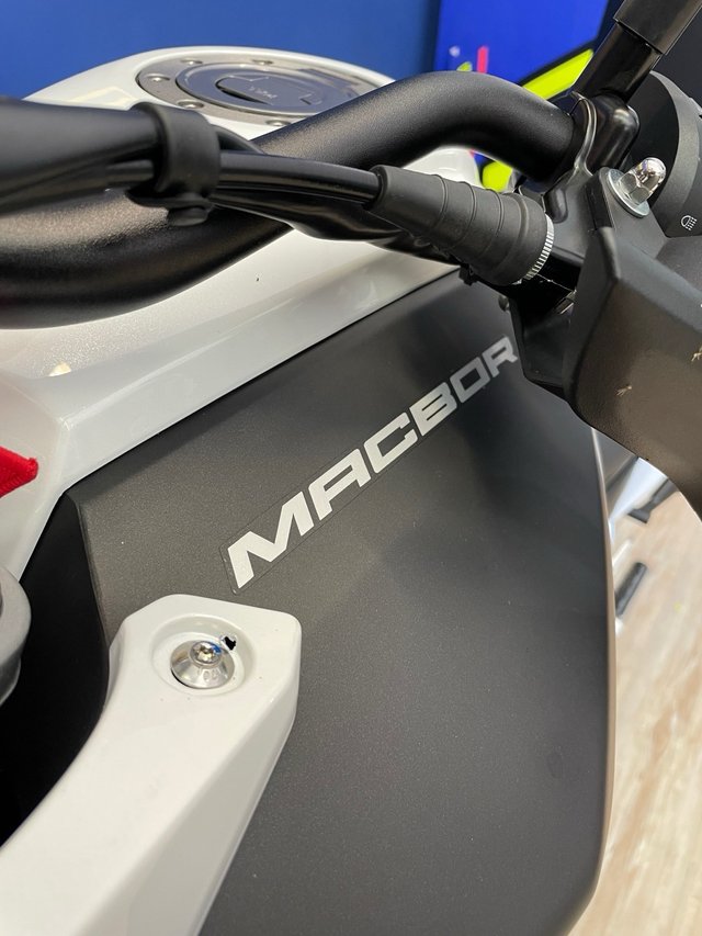 Macbor Montana Adventure Negra/Blanca