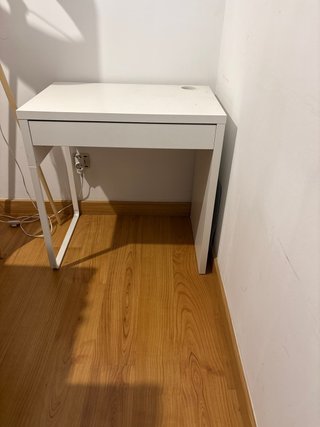 Escritorio blanco con cajón