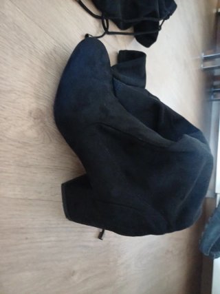 Botas altas negras por encima de la rodilla