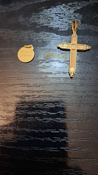 Medalla religiosa y cruz de oro