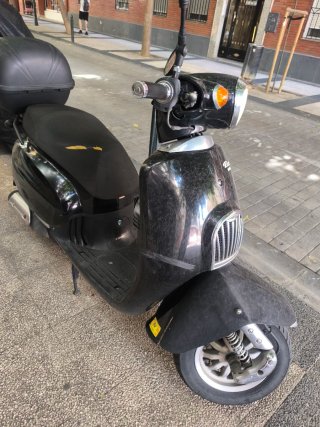Daelim Besbi Scooter Negra
