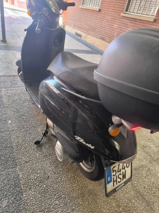 Daelim Besbi Scooter Negra