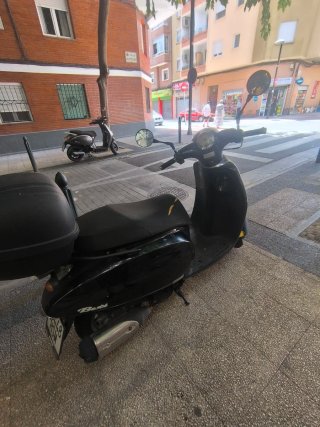 Daelim Besbi Scooter Negra