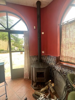 Chimenea de leña negra y multicolor