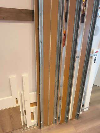 Cama infantil IKEA blanca con colchón y protector.