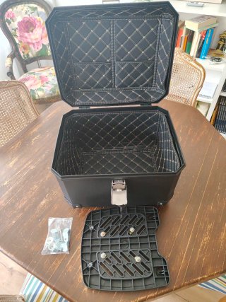 Baúl de moto negro con accesorios